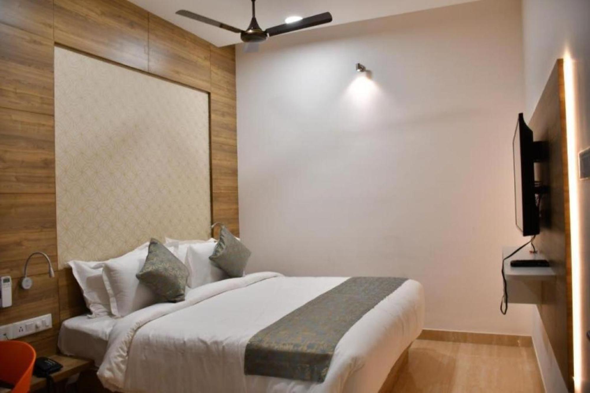 מלון ארודה Residenza Adhikrishna Arcade מראה חיצוני תמונה