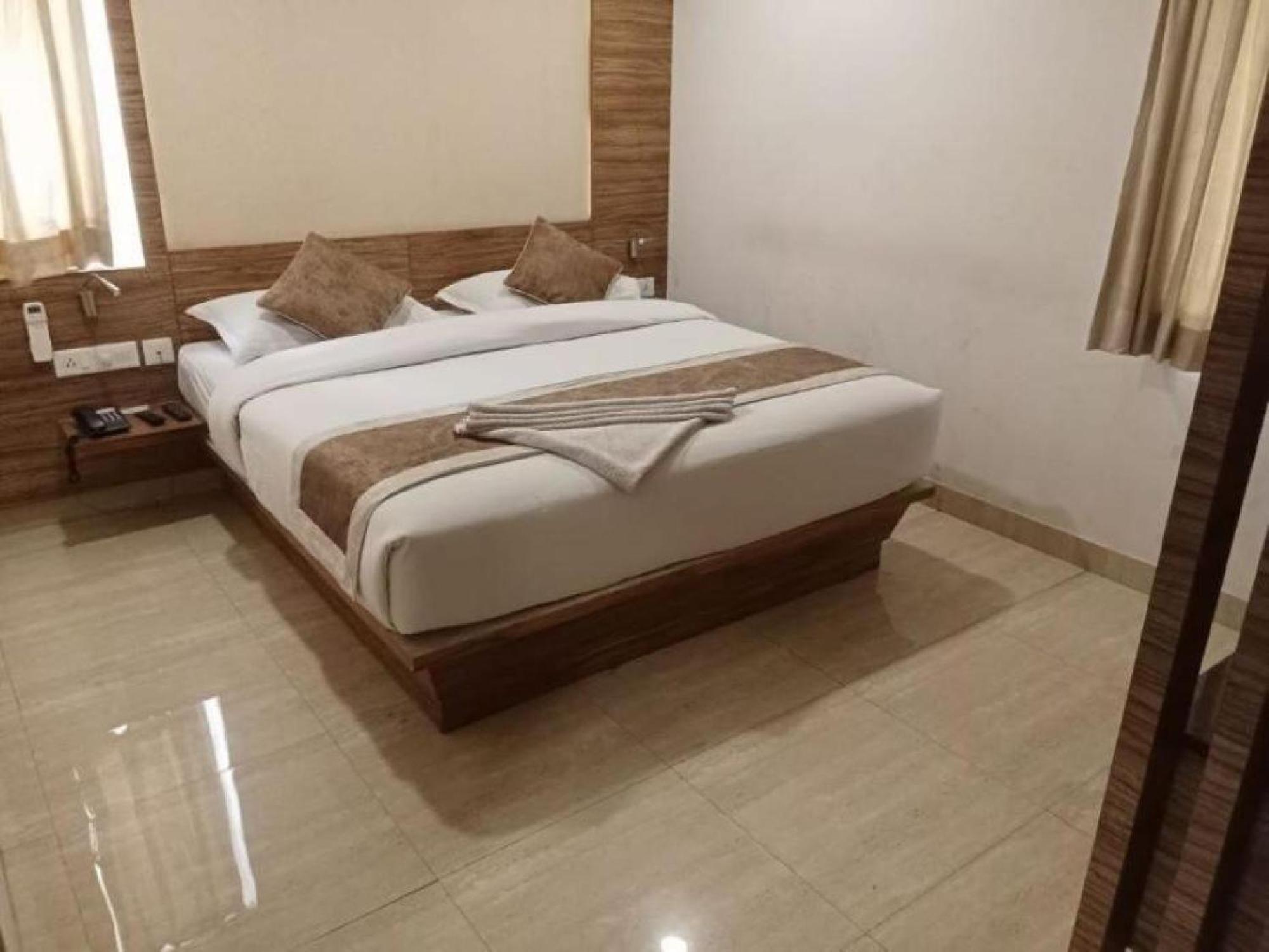 מלון ארודה Residenza Adhikrishna Arcade מראה חיצוני תמונה